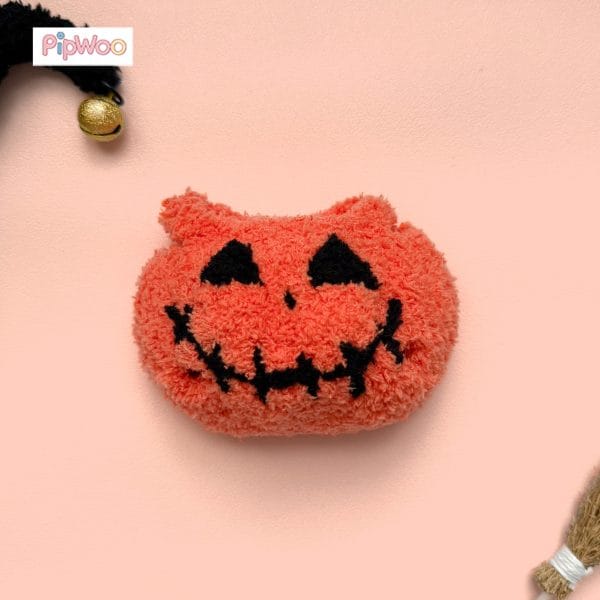 Detailed shot of Crochet Labubu Clothes – Jack-o’-lantern capturing the smiling jack-o’-lantern face stitched on the romper.